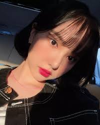 210529 ] Eunha went to a cafe event for her, she even paid for some Buddies  @rlo.ldl 💛💜 We miss you, guys 😢💔 and she with Miri unnie omg 💖💖💖 ° °