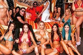 Macho „Candyman“ führt Frauen an Leine Gassi - SALZBURG24