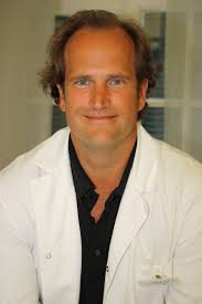 Arzt liebt Pässe, Pucks und gelbe Bälle