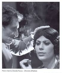 La legge italiana non ammette il divorzio, ma è ancora previsto il delitto d'onore, un caso di omicidio punito con pena più mite e molto frequente in sicilia. Pietro Germi Daniela Rocca Divorzio All Italiana Photo Movie Cinema Actors Photo