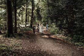 Schatzsuche im wald, das haben schon generationen von kindern gerne zum … für eine stimmungsvolle schatzsuche können sie die kinder auch mit richtiger piratenkleidung ausrüsten oder auf die einladung schreiben. Maike Mathias Waldhochzeit In Nrw