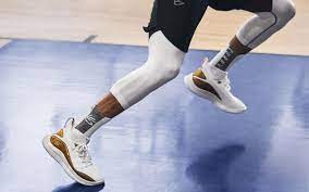 The curry flow 8 introduces a completely new cushion, ua flow. Curry 8 Golden Flow Available In White Metallic Gold Colorway Dlmag