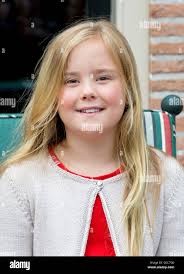 Pose de amalia hi-res stock photography and images