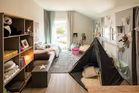 Wohnideen Helles Kinderzimmer Mit Vorhangen Und Dekoration In Pastellfarben Kinder Zimmer Kinderzimmer Schone Kinderzimmer