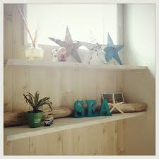 プチdiyは今や常識 リビングの壁を簡単に西海岸風にする方法 iemo イエモ リフォーム インテリアまとめ情報 インテリア インテリア 収納 模様替え