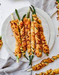 Per iniziare al meglio il menu di pasqua con gli antipasti vegetariani, portate in tavola le bruschette con asparagi e uova di quaglia. Antipasti Di Involtini Di Asparagi Con Formaggio