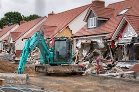 Fotogalerie: Bagrista Daniel Neag z Rumunska v britském Buntingfordu řadové  domy. Když za...