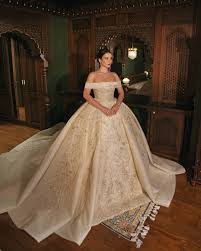 Pin By Victoria Davila On Gowns In 2020 Fancy Dresses Long Wedding Dresses Ball Gown Dresses