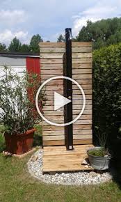 Solar Gartendusche Fur Heisse Sommertage Kleines Urlaubsfeeling Solar Gartendusche Fur Heisse Sommertage In 2020 Garden Shower Solar Garden Outdoor Bathroom Design