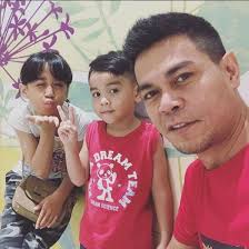 Lisdawati dan fauzi nawawi telah mendirikan rumah tangga pada 9 september 2007 dan telah dikurnikan empat orang anak hasil dari perkahwinan bersama lisdawati. Senyum Macam Babah Peminat Setuju Pendapat Lisdawati Anak Keempatnya Mirip Fauzi Nawawi Pa Ma
