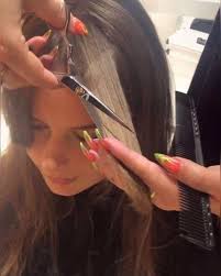 Espejo de mano para cortar o rasurar la parte de atrás del cabello. Como Cortar El Pelo En Casa A Hombres Mujeres Y Ninos