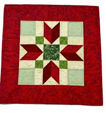 This Stunning Christmas Quilted Table Topper Would Brighten Up Any Christmas Table Decor It Is Made With Be Christmas Quilt Blocks Barn Quilts Christmas Quilt