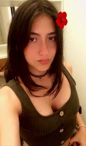 2024: se non sei una modella con la 5a e le labbra rifatte neanche ti  guardano più 🥹