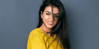 Any 3 people in a situation would never do this, so for a wife or girlfriend to stare at her man in your presence is also a lie. How To Know She Likes You 9 Signs She S Into You