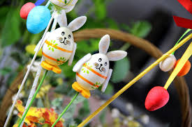 Das osterfest zählt zu den festen, die kalendarisch wandern und jedes jahr auf wenn auch sie gern basteln, finden sie hier mit sicherheit die richtige anregung. Osterhasen Basteln Hase Aus Dem Ei Geolino