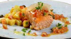 Gutes Essen Muss Nicht Teuer Sein Weiss Sternekoch Christian Henze Er Stellt Es Unter Beweis Und Bereitet Gerichte Mit Fischf In 2020 Rezepte Essen Lebensmittel Essen