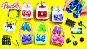 Faites des trous pour les bras en découpant de petits trous en forme de v de chaque côté de la chaussette, juste en dessous de la bande élastiquée située en haut. 20 Cosas De Manualidades En Miniatura Para Munecas Como Hacer Manuali Doll Crafts Doll Diy Crafts Dolls Handmade