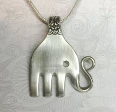 Ce Collier De Fourche Elephant A Ete Fabrique A Partir D Une Fourchette Vintage Silverplate Dans Le Motif Jubilee De 1953 Jewelry Pattern Projects To Try