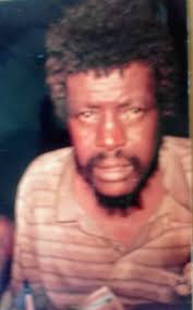 Esse é Ferrinho. Filho de Manuel Ferro e Maria Ferro. O pai teve morte  trágica ao dormir sob um vagão da estação de carga. Ferrinho foi em mendigo  conhecido entre os anos