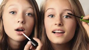Les meilleurs costumes d'halloween sont ceux faits avec du maquillage. Ma Fille Veut Se Maquiller A 13 Ans Comment Reagir Magicmaman Com