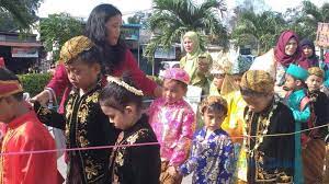 Salah satu baju adat yang cukup populer adalah kebaya, yaitu baju adat perempuan di pulau jawa. Peringati Hari Kartini Ratusan Anak Anak Tk Di Sekupang Pawai Baju Daerah Tribun Batam