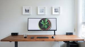 Wir finden, dass ein höhenverstellbarer schreibtisch in jedes büro gehört. Der Clean Modern Wood Schreibtisch Mit Karlby Von Ikea Desklove