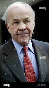 Enron founder Ken Lay heads back to the federal courthouse after a lunch  break in his trial