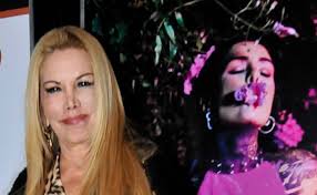 Cande tinelli se quejó de una foto retro que publicó su madre, soledad aquino, quien le respondió: Soledad Aquino Es De La Misma Especie Que La Dodero Se Estan Derritiendo Por El Calentamiento Global Loveartnotpeople