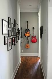 Couloir Etroit De Nombreuses Photos Des Guitares Sur Le Mur Idee Deco Couloir Deco Interieure Decoration Interieure