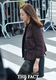 경기도 파주시에서 1남 1녀 중 막내로 태어나 카메라를 좋아 해 연기인을 꿈꿨고 부산 덕문여고 마친 다음 친척 권유로 연기인이 되고자 혼자 상경하였고, 1994년 mbc 23기 공채 연기자로 선발됐다. Nps6rln Ij M