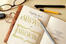 Emas putih merupakan salah satu jenis emas yang digandrungi masyarakat indonesia, emas ini setelah dipadukan dengan bahan logam lain nilai kandungan emas dalam emas putih cenderung. Design Logo Label Exclusive By Emas Putih Blog Sihatimerahjambu
