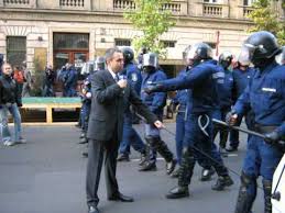 Megmutatjuk a tüntetés képeit, majd azt is, hogyan. Budapest 2006 Oszi Tuntetesek Kepekben 2 5 Youtube