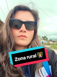 Lilian Bowling's Instagram, Twitter & Facebook