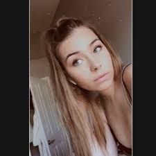 Ella Bateman's Instagram, Twitter & Facebook