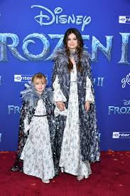 Idina Menzel Kristen Bell And More Stun At The Frozen 2 Red Carpet Premiere Selena Gomez Idina Menzel Selena