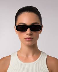 نظارات شمسية سوداء عسلي