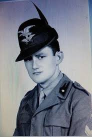 L'alpino DiCato Quintino ha poggiato lo zaino è andato avanti