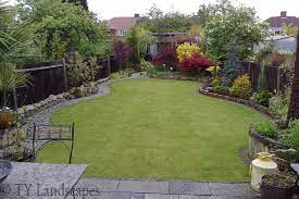 Kicsi Kert Csodasan Beultetve Szinek Es Formak Jateka Small Yard Landscaping Small Garden Landscape Small Garden Landscape Design