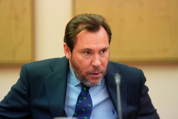 Óscar Puente, "indignado" con la "ofensiva" foto del Rey con el periodista Javier  Negre: Se ha cruzado una "línea roja" | España