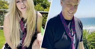 Musician avril lavigne teamed up with tony hawk for one of the most creative tiktok debuts that the internet has ever seen, and its safe to say it's gone incredibly viral. Xkk0sidcya0n5m
