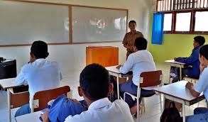 Gambar guru gambar guru mengajar gambar guru mengajar di kelas gambar guru sedang mengajar 13 gambar kartun anak sholeha lucu lucu banget si gambar source. Gambar Guru Mengajar Murid