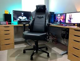 A perfect gift for any batman fan, hard to buy boss, or super hero who needs his/her cape ready at hand for their next superhero adventure. Uzivatel Geeks Compendium Na Twitteru So It S Been A Few Weeks Since I Received My Secretlabs Batman Chair And Not Only Does It Look Awesome But It S The Most Comfortable Chair I