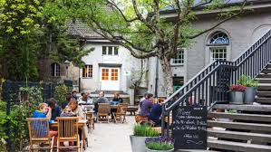 Eine infektionskette nachverfolgen zu können. 11 Cafes Und Restaurants In Denen Ihr Im Grunen Essen Konnt Mit Vergnugen Berlin