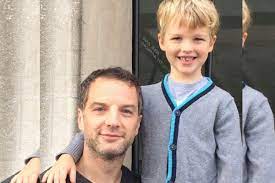 Fiul lor, iain , a debutat ca critic de teatru pe internet, unde face recenzii la spectacolele de pe broadway. Facts On Iain Armitage A Kid Celebrity Popular As Young Sheldon And Upcoming Paw Patrol Movie Voice Star Ecelebritybabies