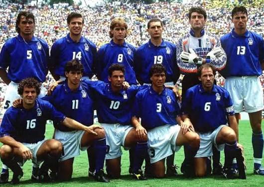 Itália 🇮🇹 na Copa do Mundo de 1994. Em Pé: Maldini, Berti, Mussi,  Massaro, Pagliuca e Dino Baggio. Agachados: Donadoni, Albertini, Roberto  Baggio, Benarrivo e Baresi. Escalação 🇮🇹 > (1)Pagliuca; (8)Mussi,  (6)Baresi(cap), (