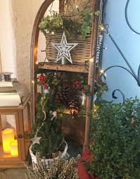 Schlitten Am Eingang Weihnachtlich Dekoriert Hausdekoeingangsbereichaussen Eingang Weihnachtlich Dekorieren Weihnachtlich Dekorieren Hauseingang Weihnachtlich Dekorieren