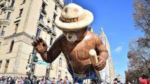 Good morning america thanksgiving day parade. At Macy S Thanksgiving Day Parade All But 1 Balloon Braved The Wind Flew Successfully Gma