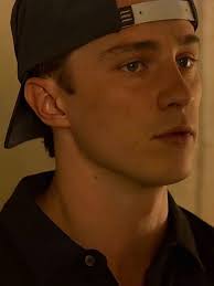 Drew Starkey: Gương mặt sáng giá của Hollywood sau vai diễn trong Outer  Banks và Queer! *** Joseph Andrew Starkey, hay còn được biết đến với nghệ  danh Drew Starkey, là