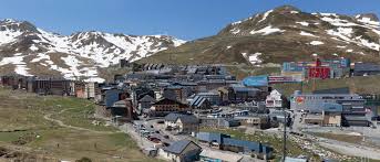 Grand parking avec des vues spectaculaires. Pas De La Case Le Village Parfait Pour Le Shopping Et Le Ski A Encamp