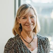 Rebecca Stradling's Instagram, Twitter & Facebook